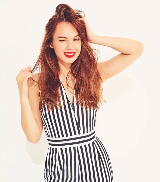 Genç şık gülümseyen kız ile rahat yaz çizgili takım elbise modeli ile izole kırmızı dudaklar. Göz kırpıyor