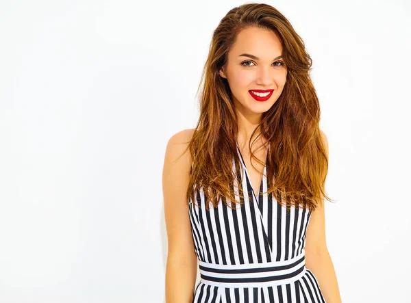 İle izole kırmızı dudaklar ile rahat yaz çizgili takım elbise genç şık gülümseyen kız modeli
