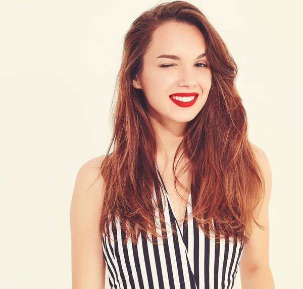 Genç şık gülümseyen kız ile rahat yaz çizgili takım elbise modeli ile izole kırmızı dudaklar. Göz kırpıyor