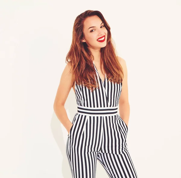 İle izole kırmızı dudaklar ile rahat yaz çizgili takım elbise genç şık gülümseyen kız modeli