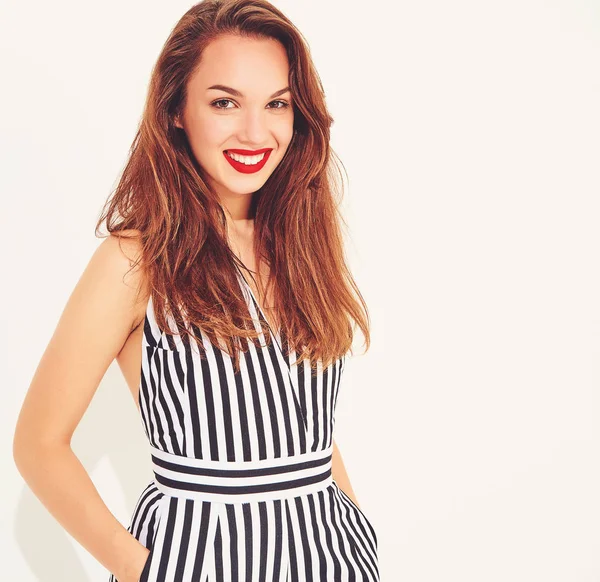 İle izole kırmızı dudaklar ile rahat yaz çizgili takım elbise genç şık gülümseyen kız modeli