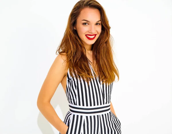 İle izole kırmızı dudaklar ile rahat yaz çizgili takım elbise genç şık gülümseyen kız modeli