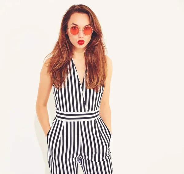 İle izole kırmızı dudaklar ile rahat yaz çizgili takım elbise genç şık gülümseyen kız modeli