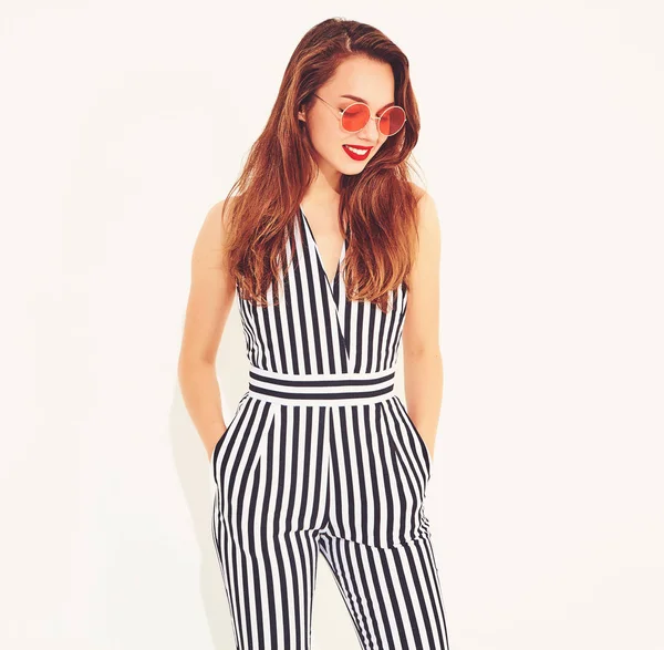 İle izole kırmızı dudaklar ile rahat yaz çizgili takım elbise genç şık gülümseyen kız modeli