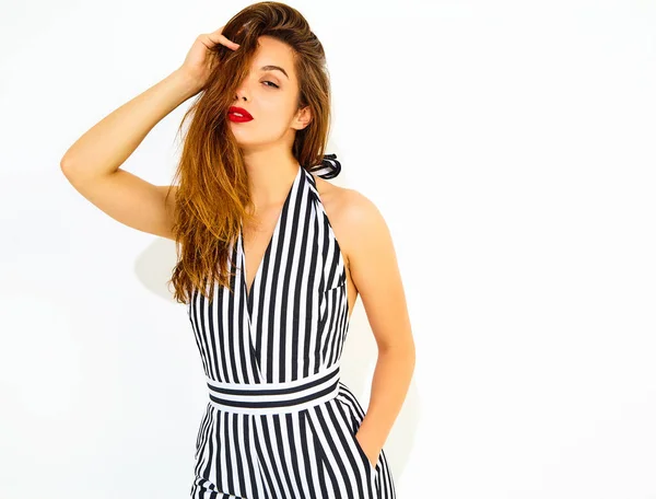 İle izole kırmızı dudaklar ile rahat yaz çizgili takım elbise genç şık kız modeli