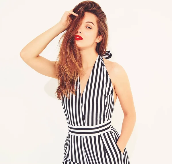 İle izole kırmızı dudaklar ile rahat yaz çizgili takım elbise genç şık kız modeli