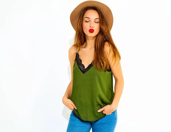 カジュアルな夏緑服と赤い唇 白い壁に近いポーズで茶色の帽子でスタイリッシュな少女モデル — ストック写真