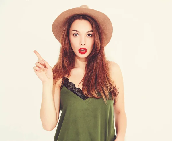 Elegantní Dívka Modelu Ležérní Letní Zelené Oblečení Hnědý Klobouk Červenými — Stock fotografie