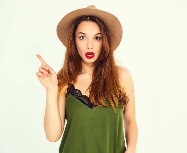 Stijlvolle Meisje Model Casual Zomer Groene Kleren Bruin Hoed Met — Stockfoto