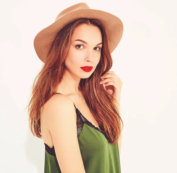 Joven Modelo Chica Con Estilo Ropa Verde Verano Casual Sombrero — Foto de Stock