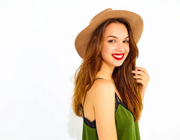 Junges Stylisches Mädchen Modell Lässiger Sommergrüner Kleidung Und Braunem Hut — Stockfoto