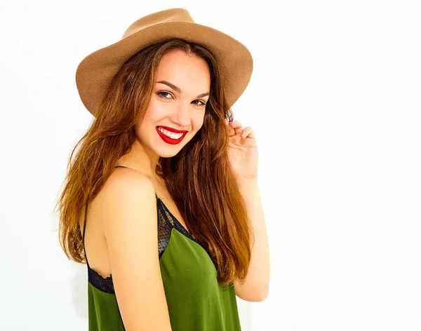 Junges Stylisches Mädchen Modell Lässiger Sommergrüner Kleidung Und Braunem Hut — Stockfoto