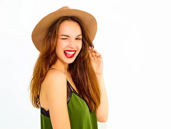 Stijlvolle Meisje Model Casual Zomer Groene Kleren Bruin Hoed Met — Stockfoto