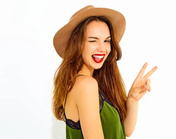 Joven Modelo Chica Con Estilo Ropa Verde Verano Casual Sombrero —  Fotos de Stock