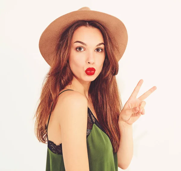 Young Stylish Girl Model Casual Summer Green Clothes Brown Hat — Stock Photo, Image