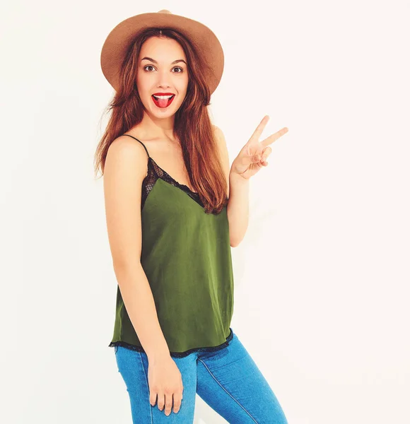 Молодая Стильная Девушка Модель Повседневной Летней Зеленой Одежде Коричневой Шляпе — стоковое фото