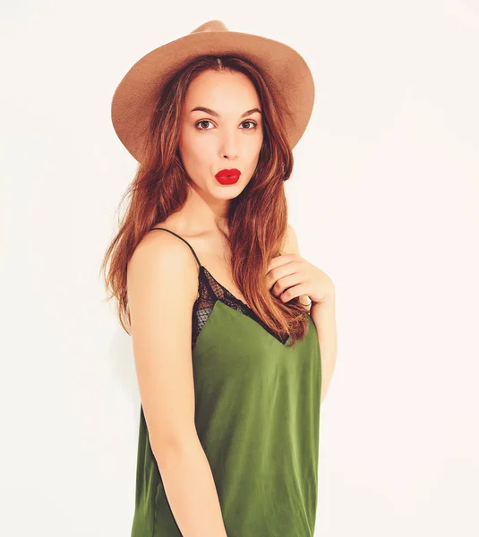 Joven Modelo Chica Con Estilo Ropa Verde Verano Casual Sombrero —  Fotos de Stock