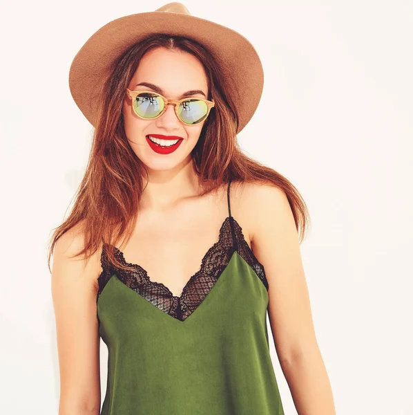 Mladá Dívka Stylový Model Ležérní Letní Zelené Oblečení Hnědý Klobouk — Stock fotografie