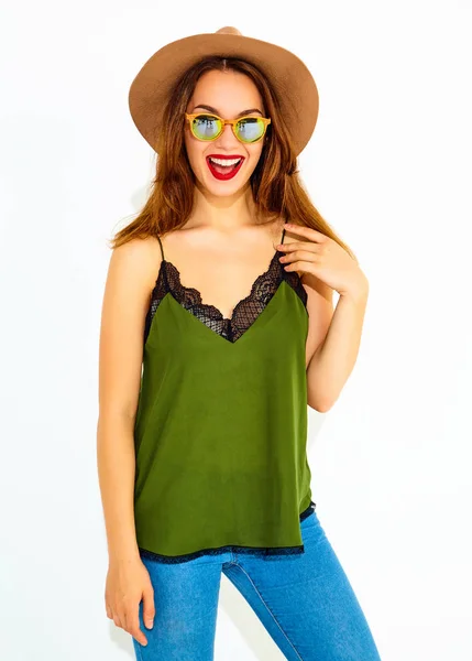 Młoda Dziewczyna Stylowy Model Ubrania Codzienne Letnie Zielony Brązowy Kapelusz — Zdjęcie stockowe