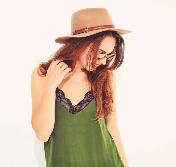 年轻时尚的女孩在休闲夏季绿色的衣服和棕色的帽子 红色的嘴唇 在白色的墙壁上摆出 — 图库照片