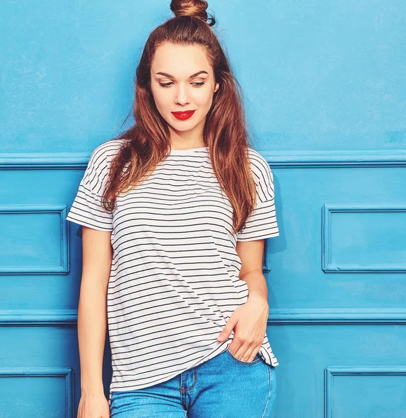 Jovem Modelo Menina Elegante Roupas Verão Casuais Com Lábios Vermelhos — Fotografia de Stock