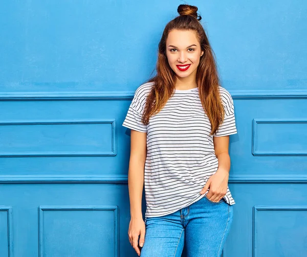 Joven Modelo Chica Con Estilo Ropa Verano Casual Con Labios —  Fotos de Stock