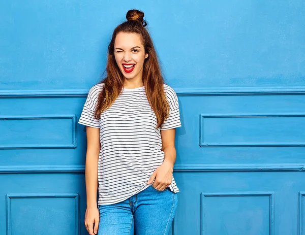 Stijlvolle Meisje Model Casual Zomer Kleding Met Rode Lippen Poseren — Stockfoto