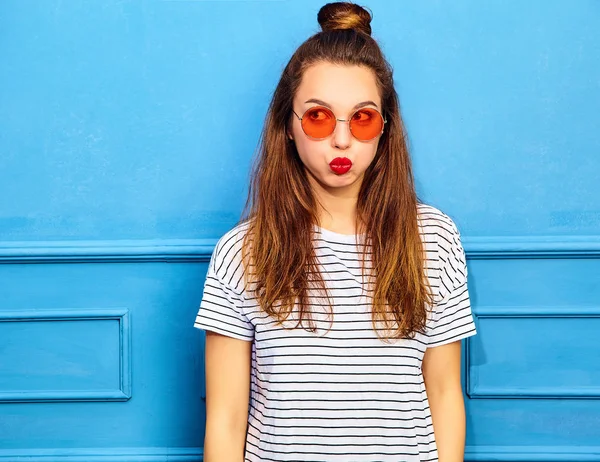 Modelo Menina Elegante Jovem Roupas Verão Casuais Com Lábios Vermelhos — Fotografia de Stock