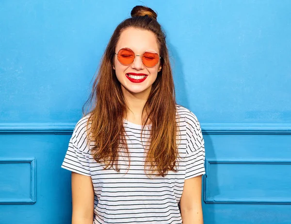 Jovem Modelo Menina Elegante Roupas Verão Casuais Com Lábios Vermelhos — Fotografia de Stock