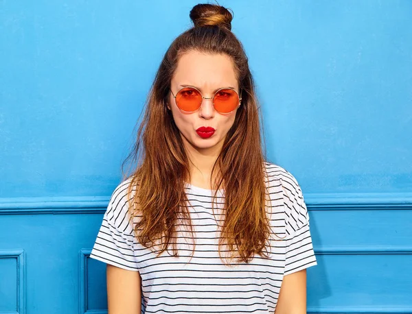 Jovem Modelo Menina Elegante Roupas Verão Casuais Com Lábios Vermelhos — Fotografia de Stock