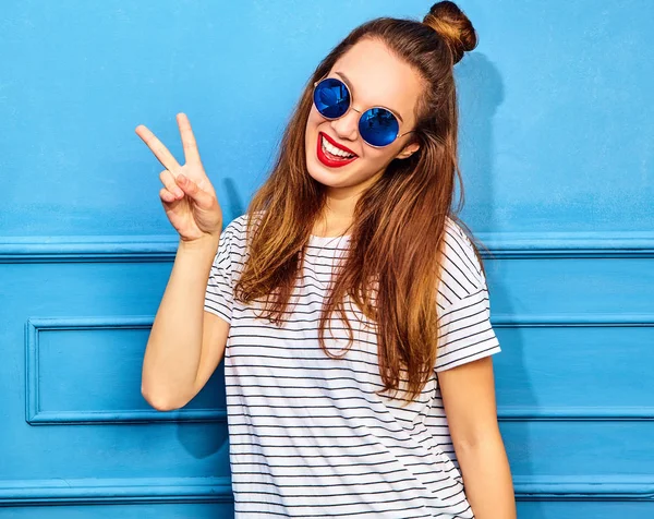 Joven Modelo Chica Con Estilo Ropa Verano Casual Con Labios —  Fotos de Stock