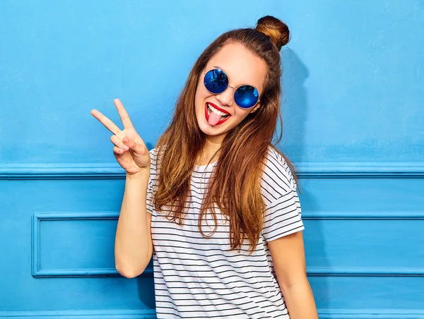 Modelo Menina Elegante Jovem Roupas Verão Casuais Com Lábios Vermelhos — Fotografia de Stock