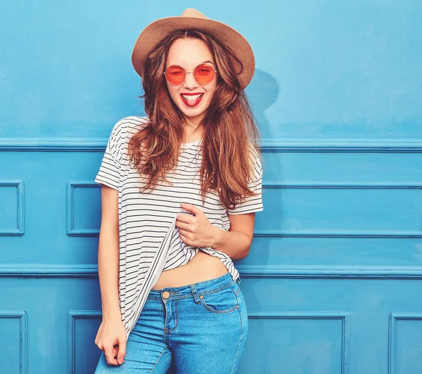 Ung Snygg Tjej Modell Casual Sommarkläder Och Brun Hatt Med — Stockfoto