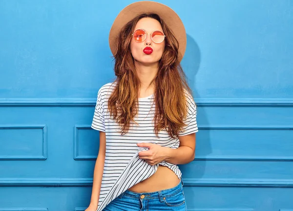 Ung Snygg Tjej Modell Casual Sommarkläder Och Brun Hatt Med — Stockfoto