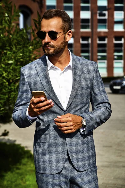 Portret Seksowny Przystojny Modelka Biznesmen Ubrany Elegancki Garnitur Kratkę Mobilnych — Zdjęcie stockowe