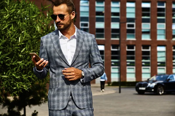 Retrato Modelo Bonito Sexy Homem Negócios Forma Vestido Terno Checkered — Fotografia de Stock