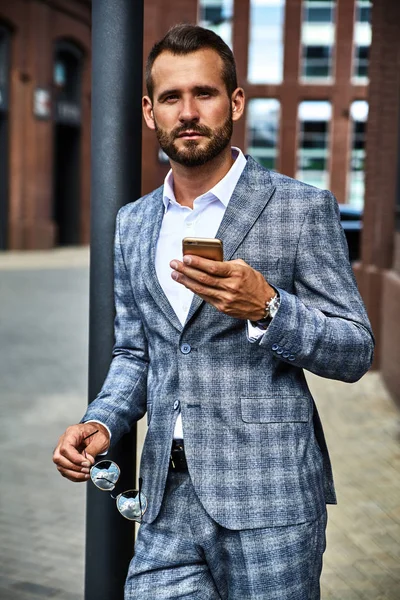 Portret Seksowny Przystojny Modelka Biznesmen Ubrany Elegancki Garnitur Kratkę Mobilnych — Zdjęcie stockowe