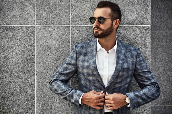 Portret Seksowny Przystojny Modelka Biznesmen Ubrany Elegancki Garnitur Kratkę Pozowanie — Zdjęcie stockowe