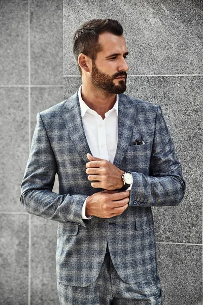 Portret Seksowny Przystojny Modelka Biznesmen Ubrany Elegancki Garnitur Kratkę Pozowanie — Zdjęcie stockowe