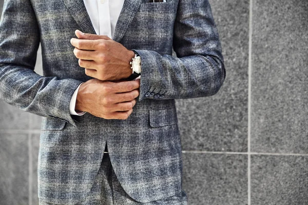 时装商人模特穿着优雅的格子西装 在街道背景上摆出灰色的墙壁 腕表上的豪华手表型男 — 图库照片