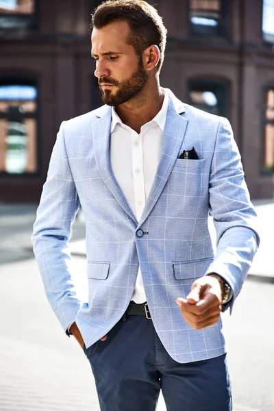 Portret Seksowny Przystojny Modelka Biznesmen Ubrany Elegancki Garnitur Niebieski Pozowanie — Zdjęcie stockowe