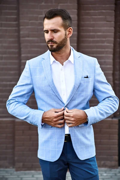 セクシーなハンサムな実業家ファッションモデルの肖像画通りの背景にポーズ エレガントなの青いスーツを着てください メトロ セクシャル — ストック写真