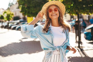 Portre sarışın sevimli gülümseyen güzel, genç model sokak arka plan üzerinde poz yaz hipster giysileri 
