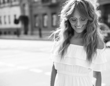 Güzel şirin sarışın genç modeli hiç makyaj sokak arka plan üzerinde poz yaz hipster beyaz elbise giysileri ile portresi 