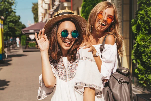 Mode Porträtt Två Unga Snygga Hippie Brunett Och Blonda Kvinnor — Stockfoto