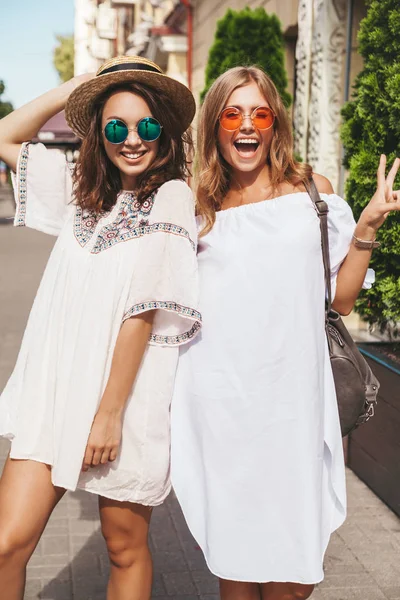 Retrato Moda Dois Jovens Elegante Hippie Morena Mulheres Loiras Modelos — Fotografia de Stock