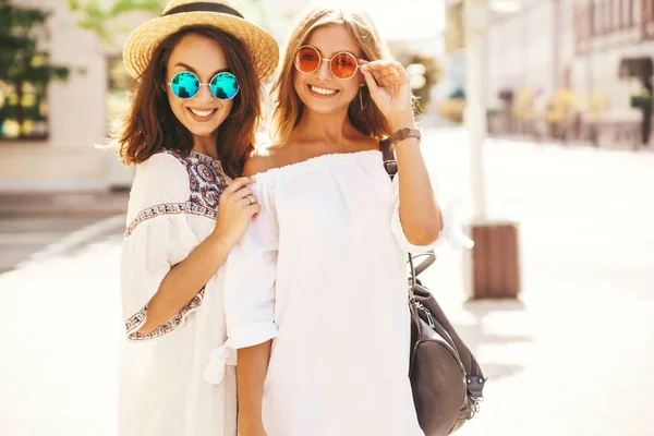 Mode Portret Van Twee Jonge Stijlvolle Hippie Brunette Blonde Vrouwen — Stockfoto