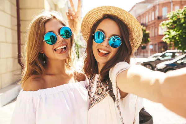 Deux Jeunes Mannequins Féminines Hippie Brune Blondes Été Ensoleillées Vêtements — Photo