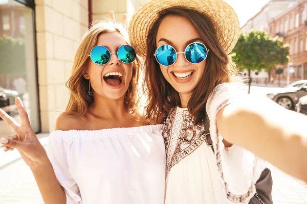 Dvě Mladý Usmívající Hippie Ženy Bruneta Blondýna Modelky Letní Bílé — Stock fotografie