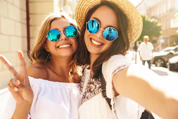 Duas Jovens Mulheres Sorridentes Hippie Morena Loira Mulheres Modelos Verão — Fotografia de Stock